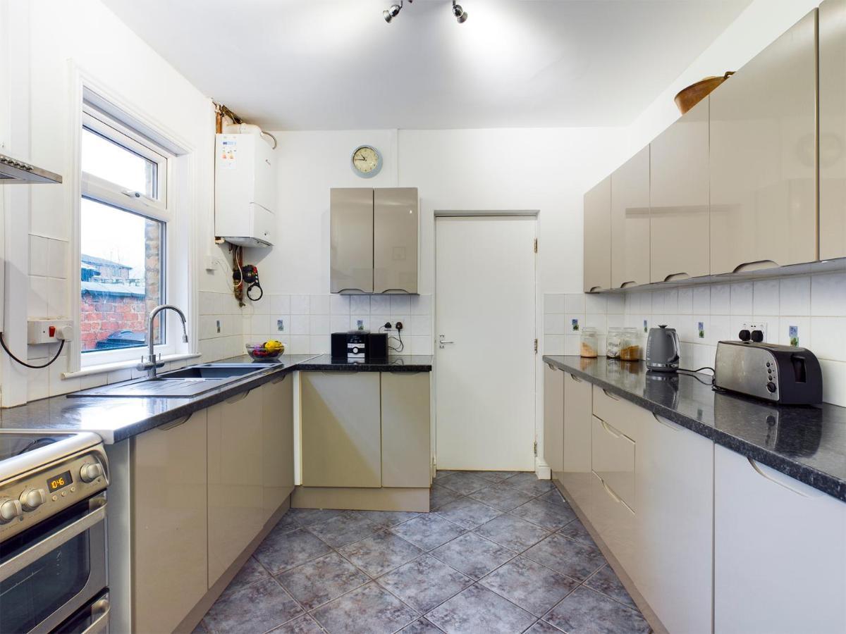 Cheerful 3 Bedroom Home With Free Parking And Wifi Chester Kültér fotó